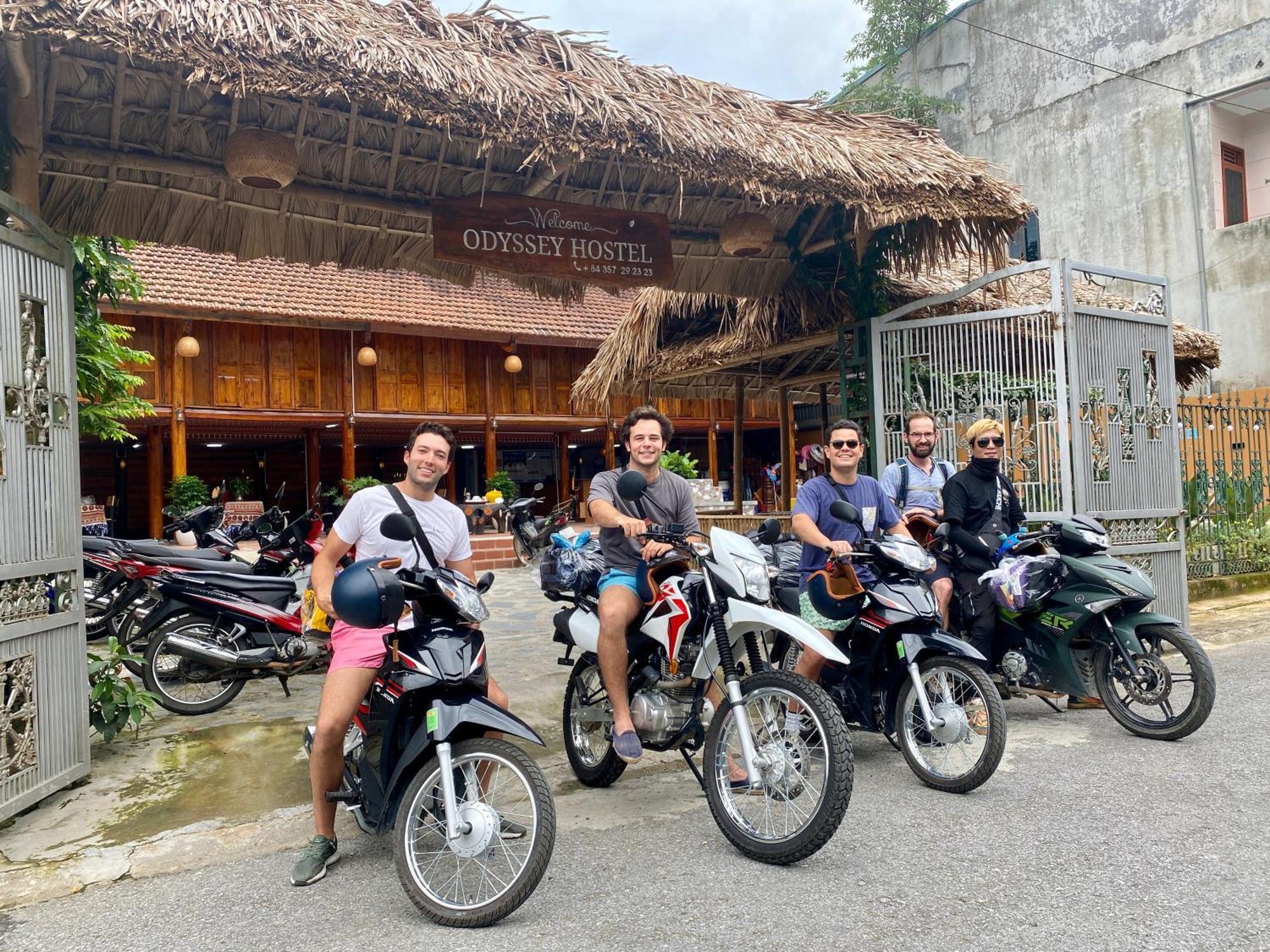 Odyssey Hostel, Tours & Motorbikes Rental Ha Giang Buitenkant foto