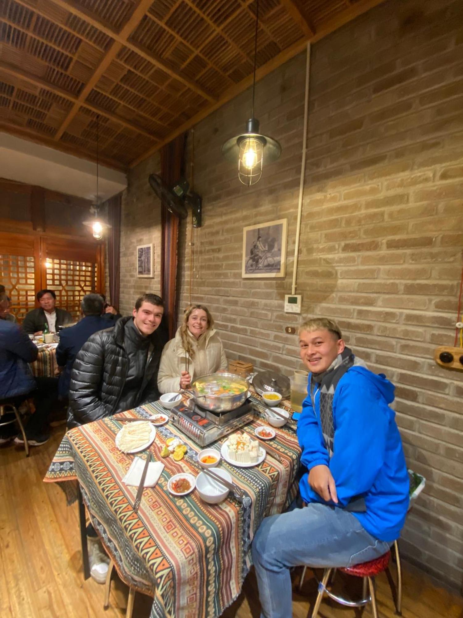 Odyssey Hostel, Tours & Motorbikes Rental Ha Giang Buitenkant foto