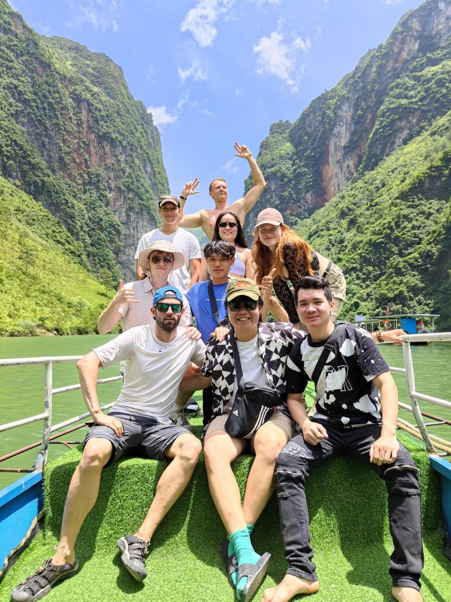 Odyssey Hostel, Tours & Motorbikes Rental Ha Giang Buitenkant foto