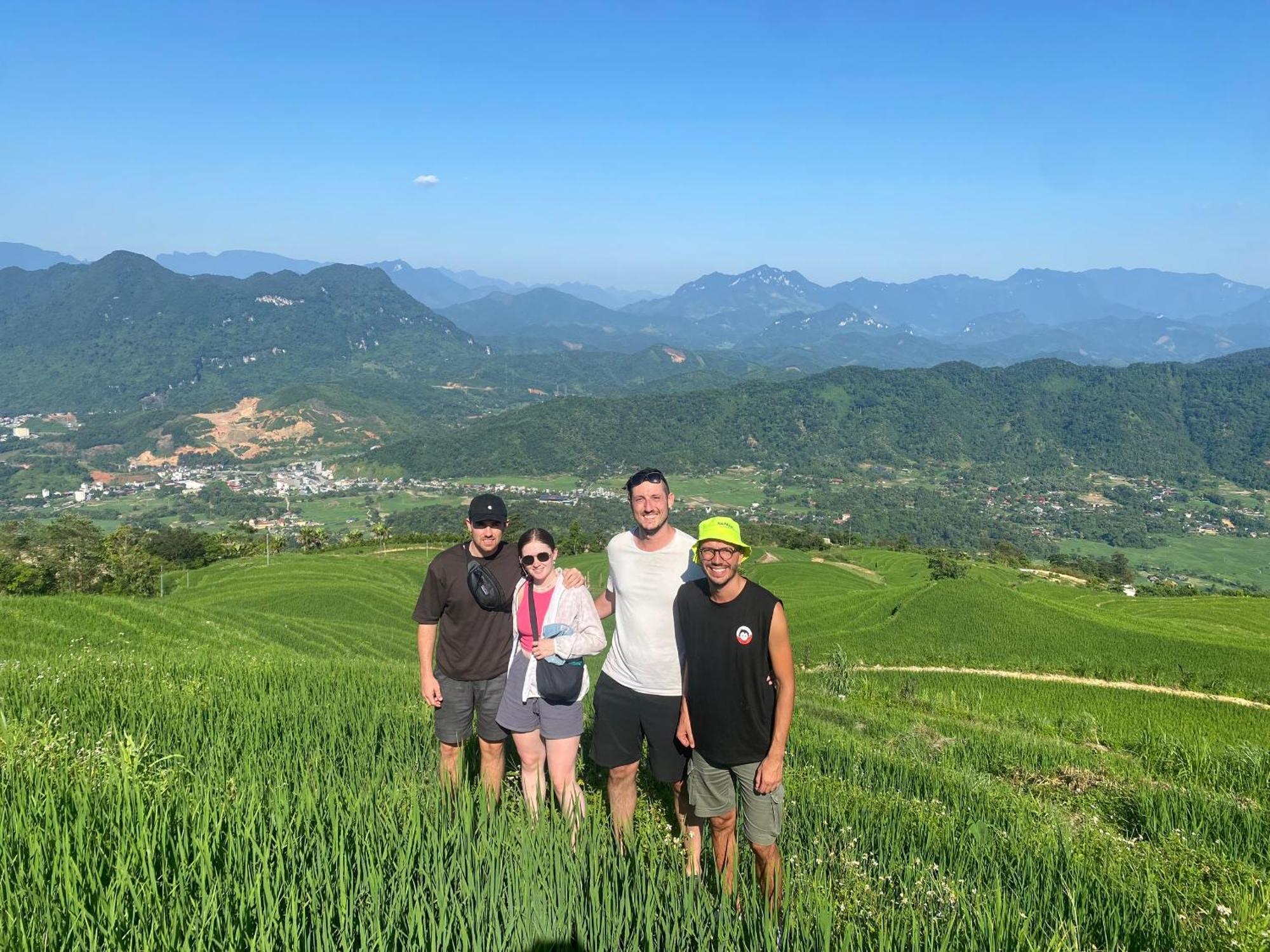 Odyssey Hostel, Tours & Motorbikes Rental Ha Giang Buitenkant foto