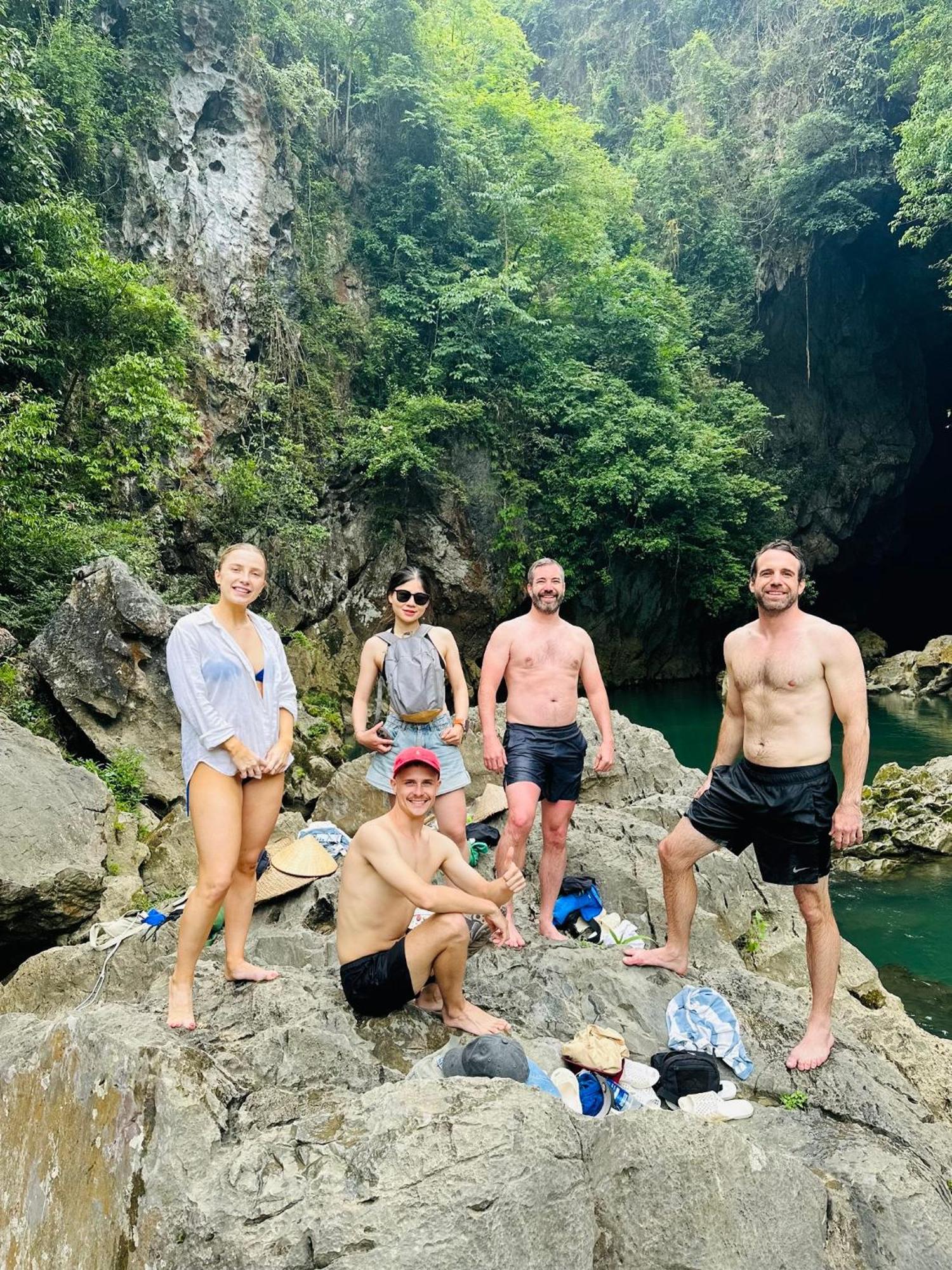 Odyssey Hostel, Tours & Motorbikes Rental Ha Giang Buitenkant foto