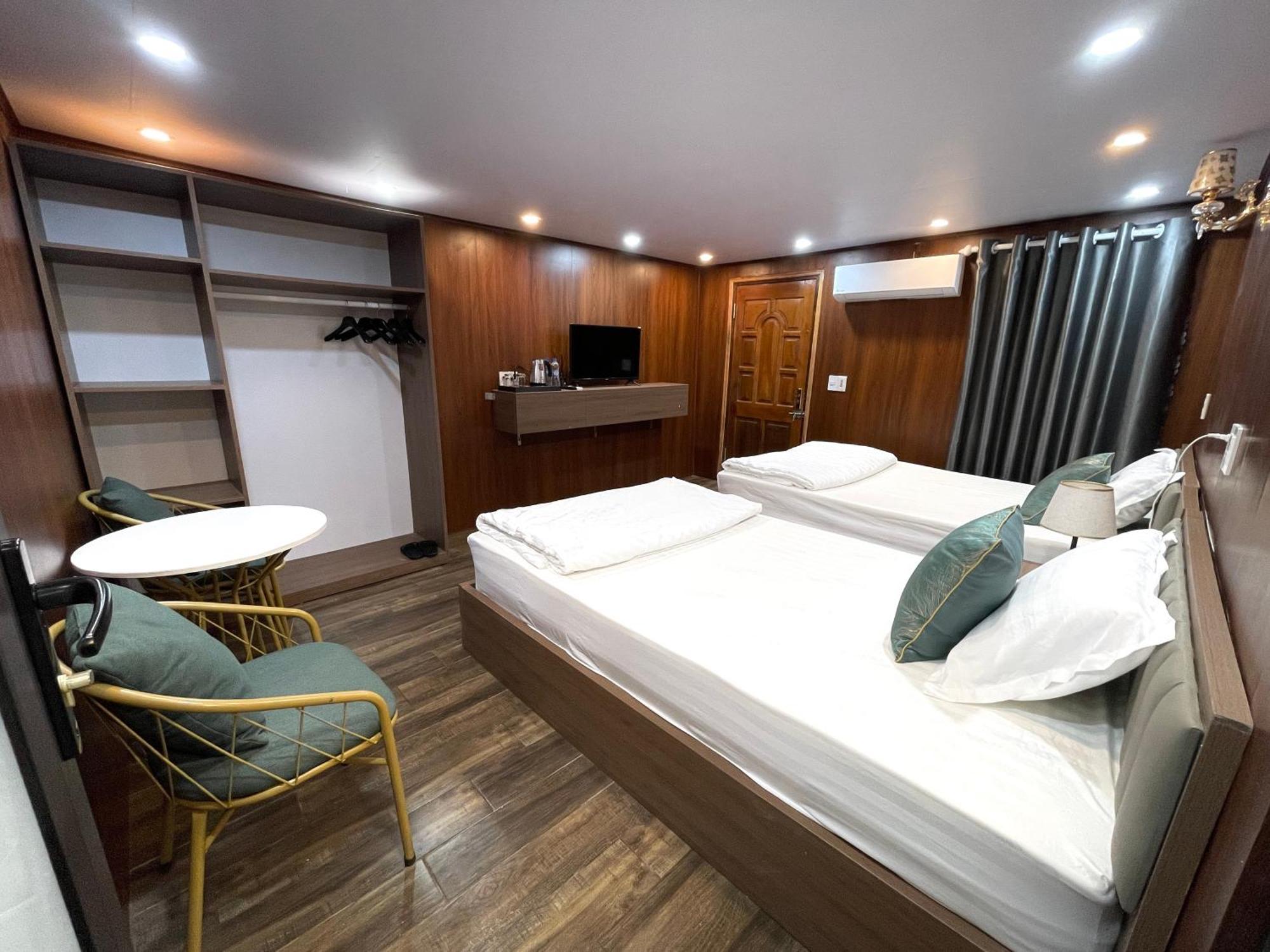 Odyssey Hostel, Tours & Motorbikes Rental Ha Giang Buitenkant foto