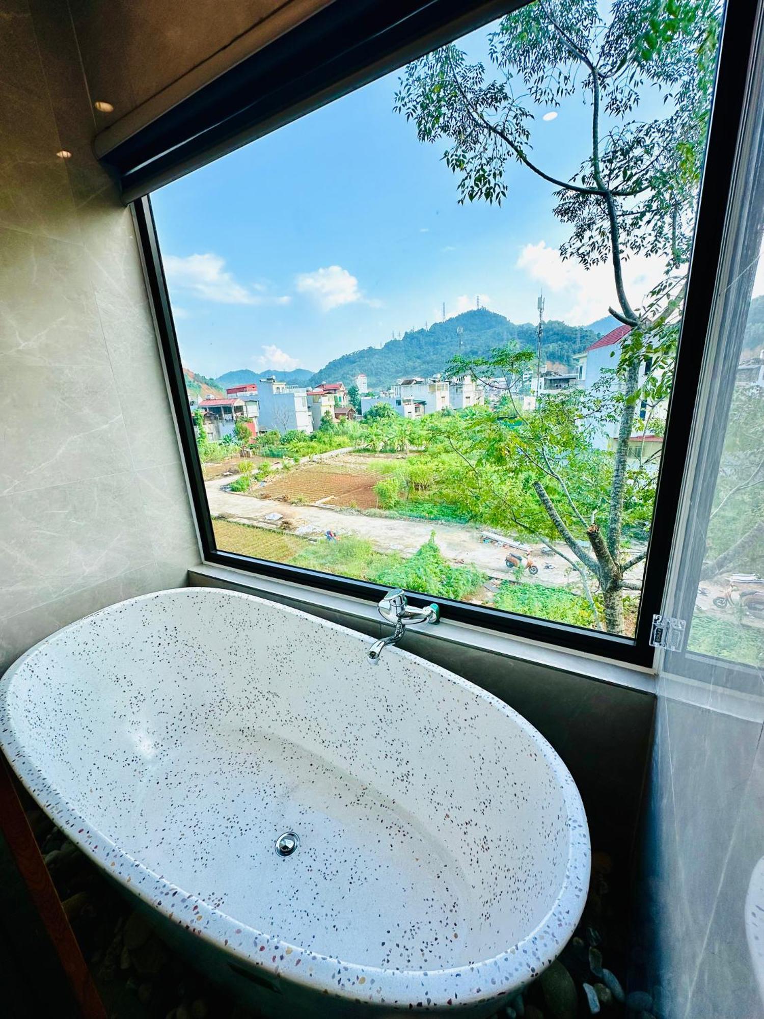 Odyssey Hostel, Tours & Motorbikes Rental Ha Giang Buitenkant foto