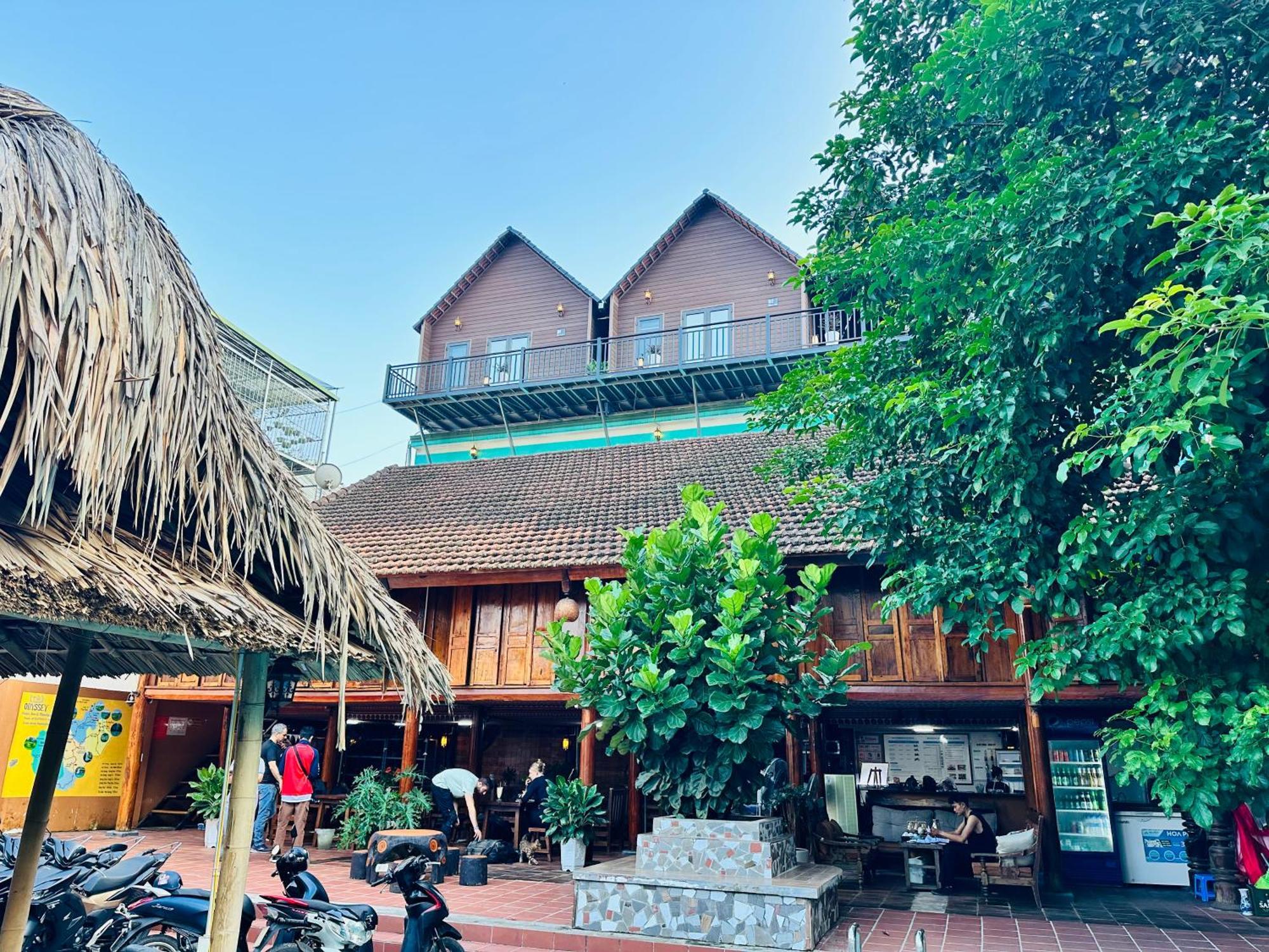 Odyssey Hostel, Tours & Motorbikes Rental Ha Giang Buitenkant foto